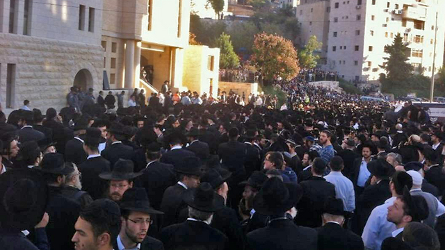 כינוס המשתתפים בהלוויה מחוץ לבית הכנסת שבו אירע הטבח (צילום: אסף קמר) (צילום: אסף קמר)