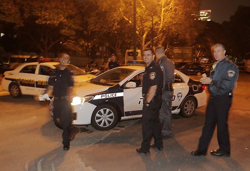 השוטרים מאבטחים את משרדי ההתאחדות לכדורגל (צילום: ראובן שוורץ ) (צילום: ראובן שוורץ )