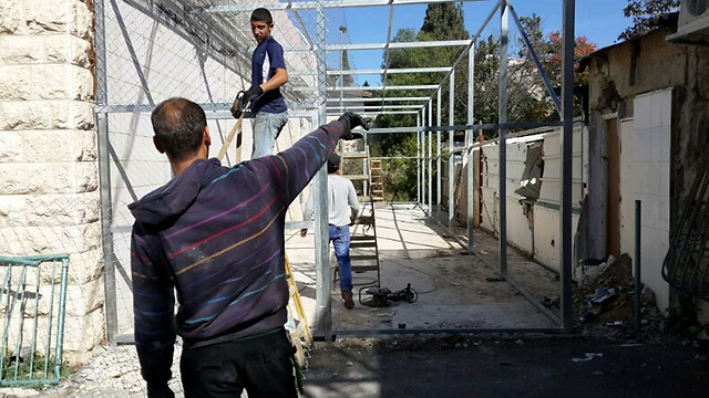 Arab workers doing construction in Jerusalem (Photo: Noam 'Dabul' Dvir)