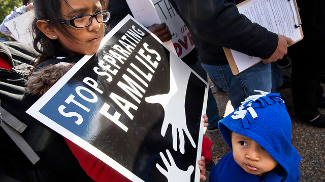 "הפסיקו להפריד משפחות. הפגנת מהגרים ליד הבית הלבן  (צילום: AP) (צילום: AP)