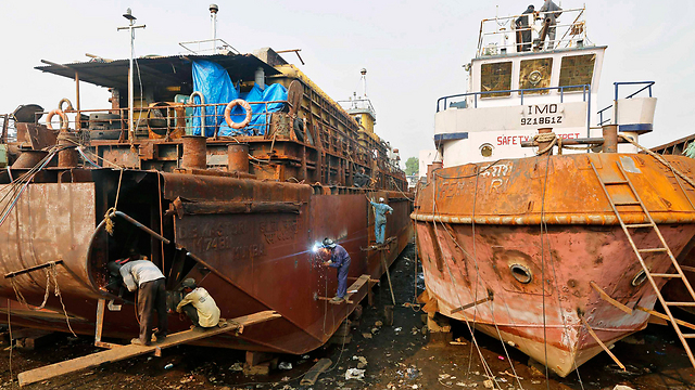השטח שמיועד לפיתוח מחדש שווה 12 מיליארד דולר. אזור המספנות הישנות במומבאי (צילום: רויטרס) (צילום: רויטרס)