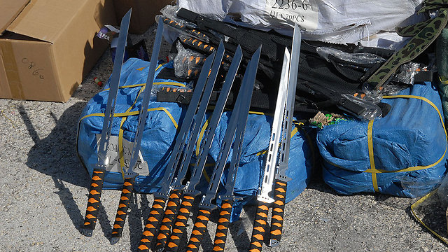 מאות חרבות וסכיני קומנדו נתפסו במשלוח (צילום: חטיבת דובר המשטרה) (צילום: חטיבת דובר המשטרה)