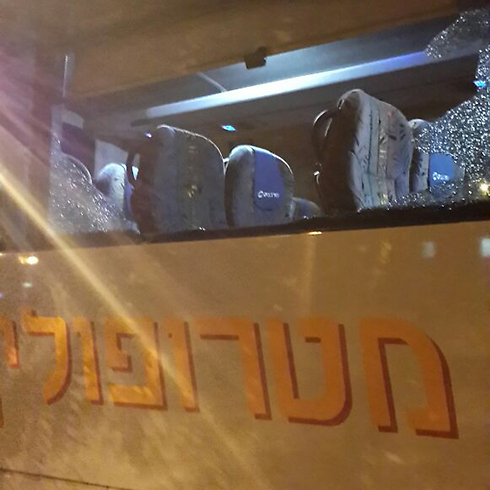 האוטובוס שנרגם בכניסה לערד (צילום: ואלרי קנייפל) (צילום: ואלרי קנייפל)