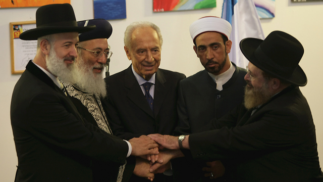2008: השייח עאסי עם הנשיא והרבנים הראשיים לאחר העימותים ביום כיפור (צילום: אלעד גרשגורן) (צילום: אלעד גרשגורן)