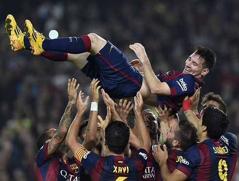 ככה ייעשה למלך. שחקני ברצלונה מניפים את מסי (צילום: AFP) (צילום: AFP)