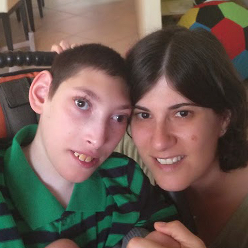 לאה אהרונוביץ ובנה יונתן. בגלל ההידרדרות במצבו הוא כבר לא מגיע הביתה בסופי שבוע ()