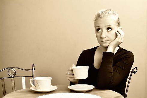 כוס הקפה כבר קרה ואהובי עדיין לא הגיע (צילום: Shutterstock) (צילום: Shutterstock)