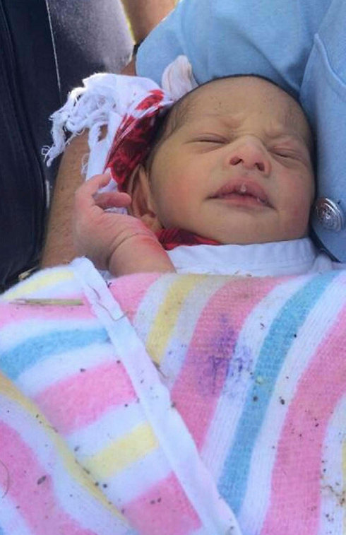 התינוק החי שנמצא לפני שבוע בביוב. אמו הואשמה בניסיון לרצח (צילום: AP) (צילום: AP)