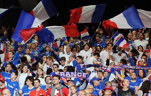 האוהדים הצרפתים באולם בליל (צילום: AFP) (צילום: AFP)