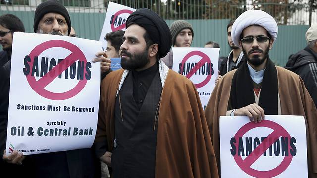 Iranians protest sanctions (Photo: AP)