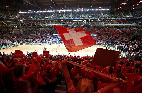 השווייצרים מעניקים לשחקני הדייויס תפאורה מושלמת בגמר (צילום: רויטרס) (צילום: רויטרס)