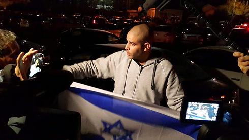אוהד בית"ר עם דגל ישראל (צילום: ראובן שוורץ) (צילום: ראובן שוורץ)