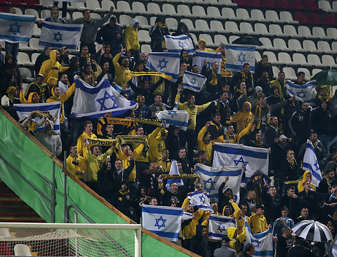 אוהדי בית"ר מניפים את דגלי ישראל בדוחא (צילום: אורן אהרוני) (צילום: אורן אהרוני)