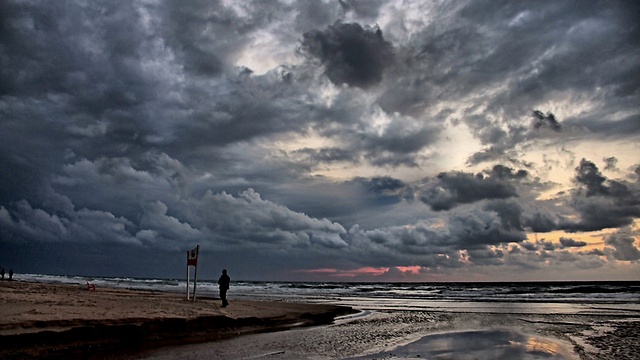 Storm clouds approaching Tel Aviv (Photo: Ido Shabtai) (Photo: Ido Shabtai)