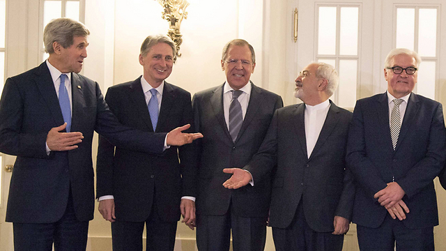 יש חיוכים, אין הסכם. משתתפי שיחות הגרעין קרי (משמאל), שר החוץ הרוסי לברוב (שלישי משמאל) ושר החוץ האיראני זריף (שני מימין) (צילום: AFP) (צילום: AFP)