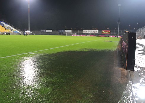 האצטדיון בקריית שמונה ביום גשום. חבל ששרצקי לא אחראי (צילום: אביהו שפירא) (צילום: אביהו שפירא)