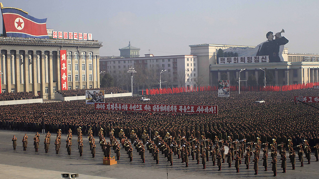 מצעד צבאי שהמשטר ארגן לאות תמיכה בעצמו בפיונגיאנג, בירת צפון קוריאה (צילום: AP) (צילום: AP)