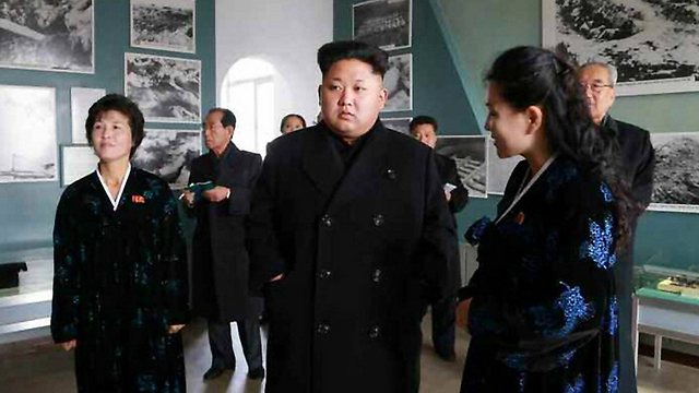 קים ג'ונג און מבקר במוזיאון שהוקם כדי לקדם תעמולה אנטי-אמריקנית בצפון קוריאה (צילום: EPA) (צילום: EPA)