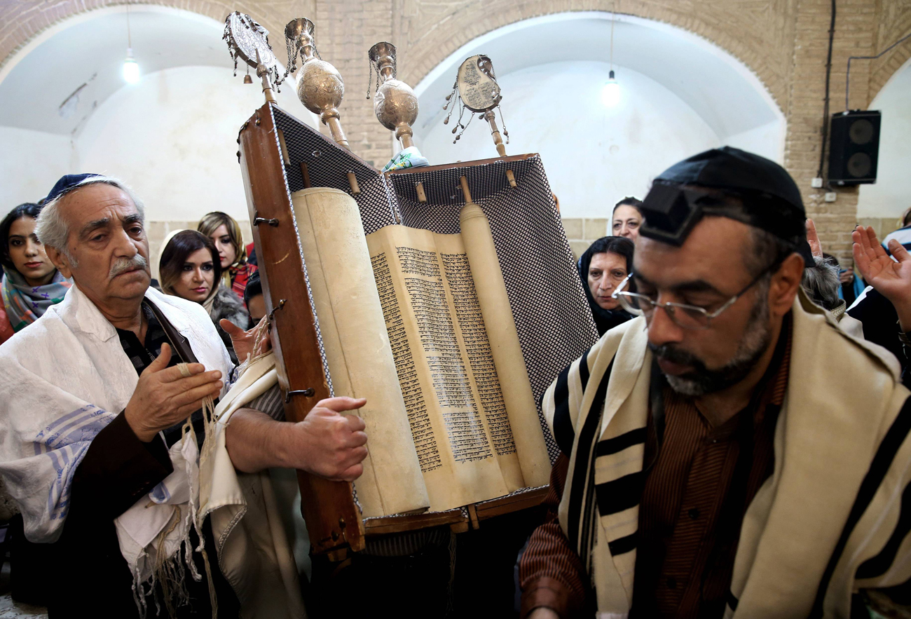 מוסלמים מביאים את הלחם הראשון. יהודים בבית כנסת בעיר יזד (צילום: AP) (צילום: AP)
