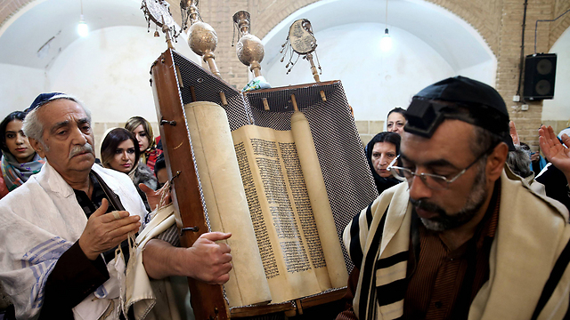 יהודים בבית כנסת בעיר יזד באיראן (צילום: AP) (צילום: AP)