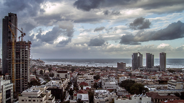 שמי תל אביב מעוננים, היום (צילום: יניב ברמן) (צילום: יניב ברמן)