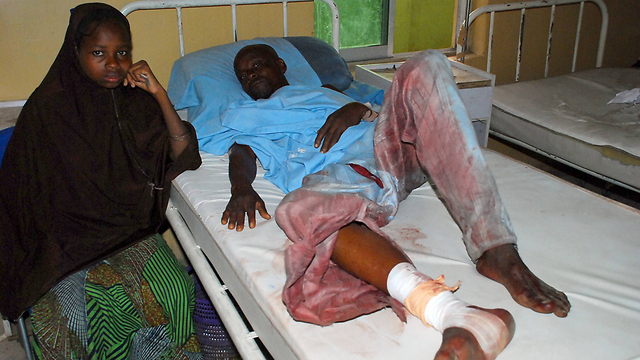 חמש שנות פיגועים. אחד הפצועים במיידוגורי (צילום: AFP) (צילום: AFP)