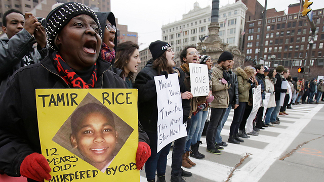 "נרצח על ידי שוטרים". מחאה בקליבלנד על הרג הילד בן ה-12 (צילום: AP) (צילום: AP)