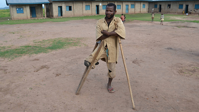 ברח ליער, ננשך על ידי נחש ואיבד את רגלו מנמק. סלמאני, מורה במחנה פליטים בלוקוואנגולו, קונגו (צילום: AFP) (צילום: AFP)