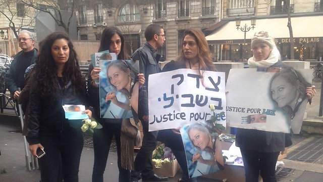 A support protest outside the court (Photo: Lior Zilberstein)