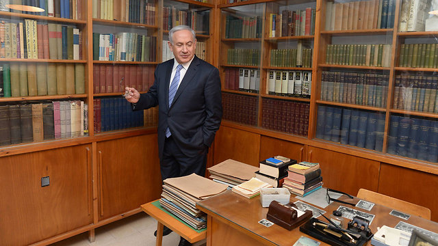 Netanyahu visits Ben-Gurion's Hut in Sde Boker (Photo: Amos Ben-Gershom, GPO)