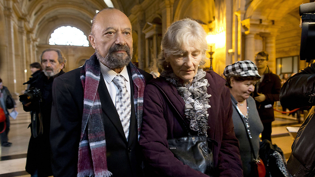 הוריה של זיתוני בבית המשפט בפריז (צילום: AFP) (צילום: AFP)