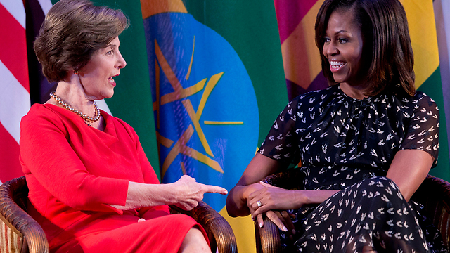 לורה בוש ומישל אובמה בפסגת הנשים בטנזניה, 2013 (צילום: AP) (צילום: AP)