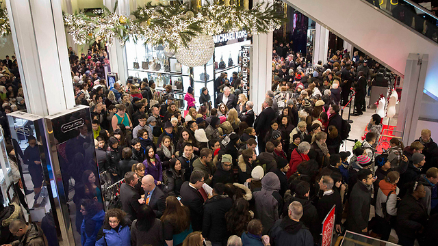 קונים ביום שישי השחור בארה"ב. מודל קניות מיושן (צילום: רויטרס) (צילום: רויטרס)