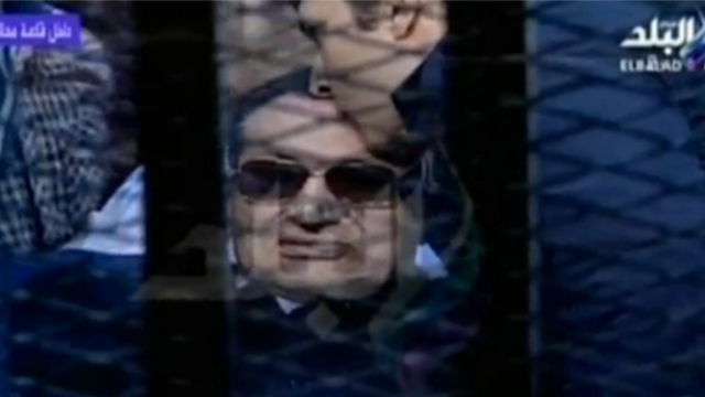 הנשיא לשעבר מובארק בכלוב הנאשמים (צילום: רויטרס) (צילום: רויטרס)