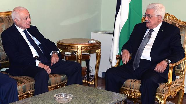 Palestinian President Abbas (right) meets with Arab League chief Nabil al-Araby in Cairo (Photo: AFP)
