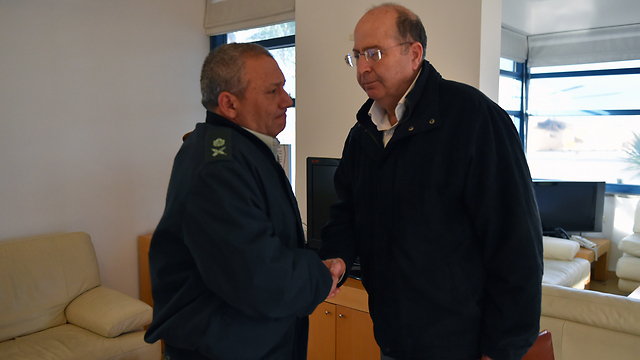 Ya'alon (right) and Eisenkot (left) shake hands. (Photo: Ariel Hermoni, Defense Ministry) (Photo: Ariel Hermoni, Defense Ministry)