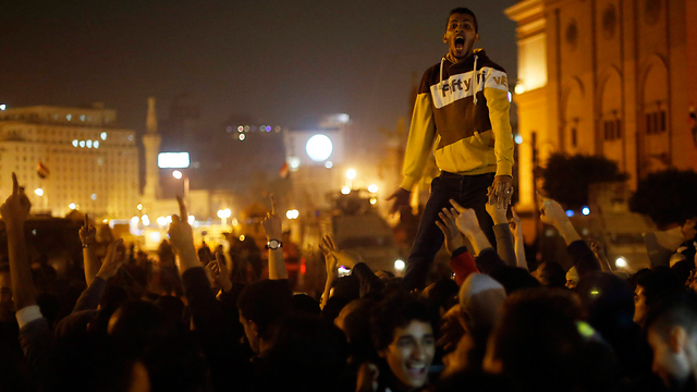 המהומות שכחו והבורסה בקהיר נסקה. מפגינים במצרים (צילום: רויטרס) (צילום: רויטרס)