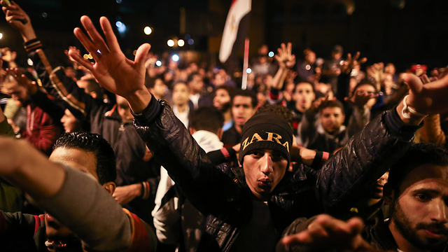 לא קיבלו את הכרעת הדין. הפגנת מחאה של איסלאמיסטים נגד זיכוי מובארק (צילום: AFP) (צילום: AFP)