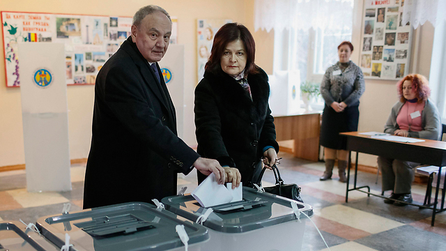 הוא כבר הצביע. הנשיא ניקולאי טימופטי ורעייתו מרגריטה (צילום: רויטרס) (צילום: רויטרס)