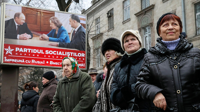 המפלגה הסוציאליסטית (בשלט) מובילה (צילום: רויטרס) (צילום: רויטרס)