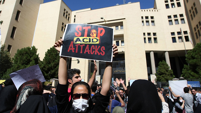 "עצרו את התקפות החומצה". הפגנה באיספהאן (צילום: AFP) (צילום: AFP)