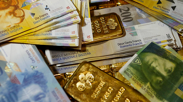 פרנק שוויצרי ומטילי זהב. לתשלום על פיצות מתוצרת מקומית בלבד (צילום: רויטרס) (צילום: רויטרס)