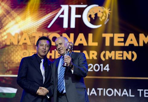 יו"ר ההתאחדות הפלסטינית, ג'יבריל רג'וב, מקבל את תואר נבחרת השנה באסיה ב-2014 (צילום: AFP) (צילום: AFP)