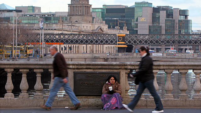 חסרת בית בדאבלין. רק 8,000 בתים נבנו באירלנד בשנה שעברה, לעומת 93 אלף בשנת 2006 (צילום: AP) (צילום: AP)