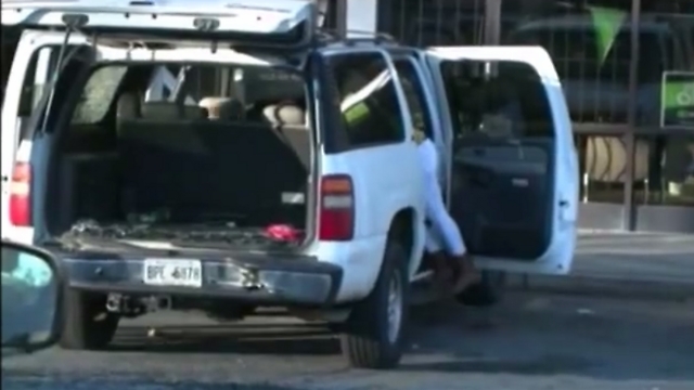 רכב המשפחה שהותקף (צילום: מתוך youtube) (צילום: מתוך youtube)