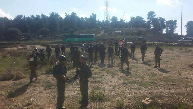 כוחות הביטחון באזור הדקירה (צילום: מועצה אזורית גוש עציון) (צילום: מועצה אזורית גוש עציון)