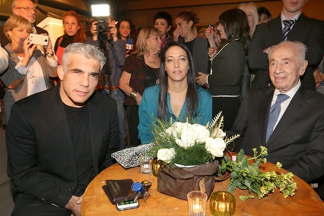 פותחים שולחן. שמעון פרס אורח כבוד (צילום: ענת ומסברג)