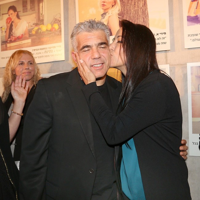 אלף נשיקות. ליהיא ויאיר לפיד בהפגנת חיבה נדירה (צילום: ענת ומסברג)