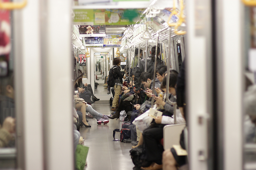 תחושת שלווה ושמירה על המרחב האישי גם ברכבת התחתית (צילום: רונה פפר)