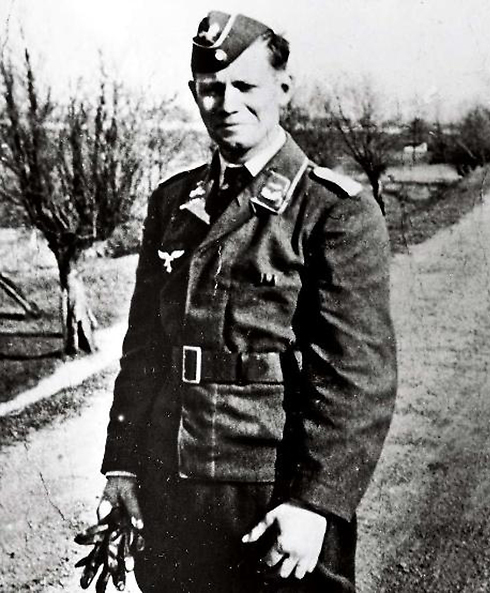 הלמוט שמידט בתקופת שירותו בצבא הגרמני ()
